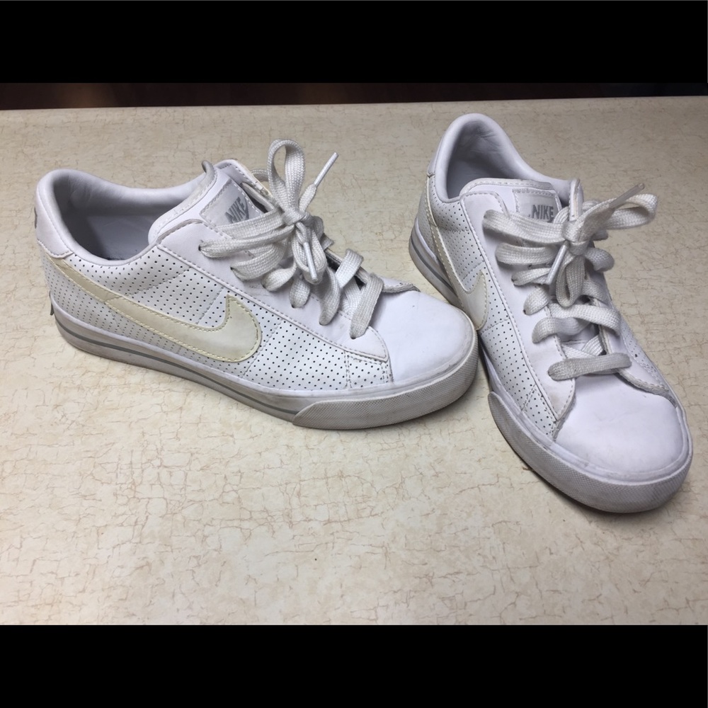 White Nike tennis shoes